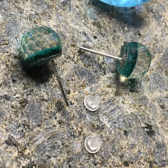 🎈Sale 🎈2 for $10 NWOT beveled sparkle light blue post earrings - Picture 5 of 6